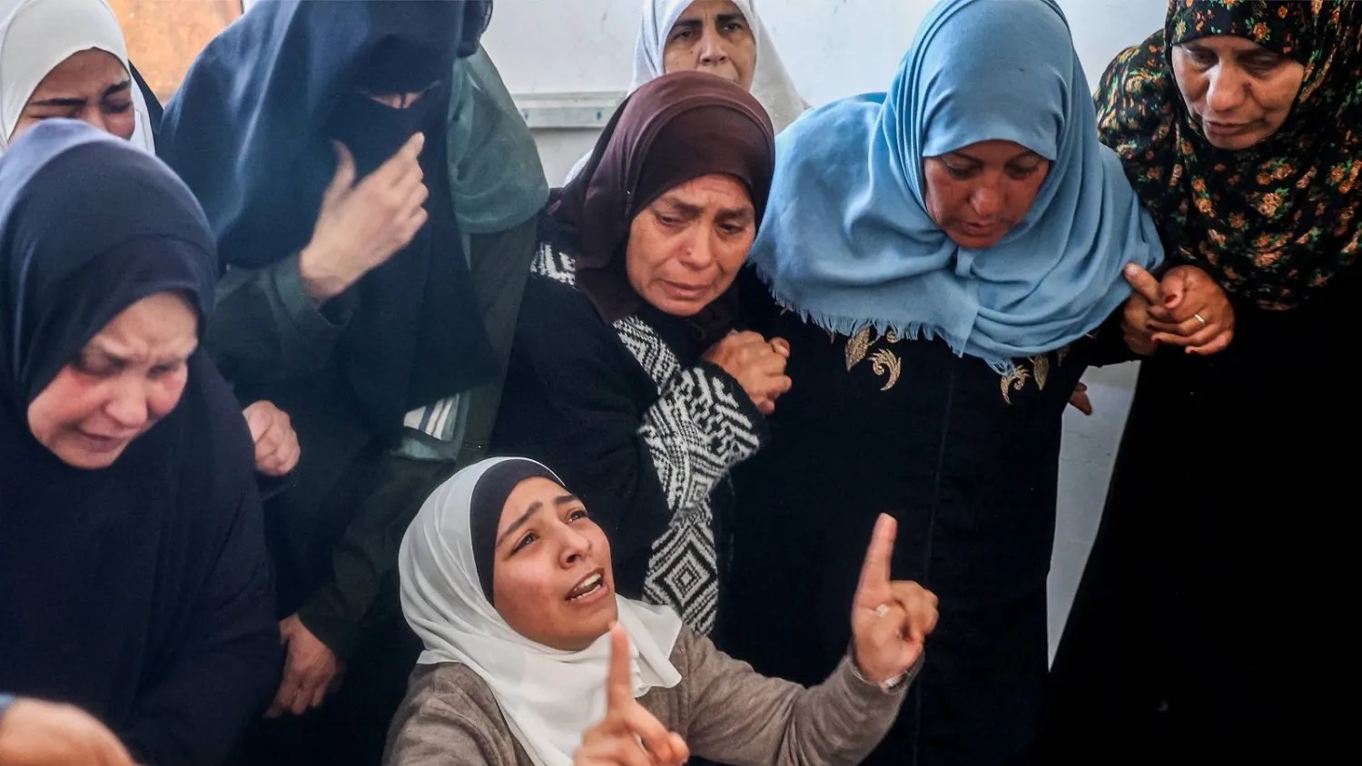 فلسطينيات ينتحبن بعد مقتل أحد أقاربهن في قصف إسرائيلي شمال مخيم البريج للاجئين