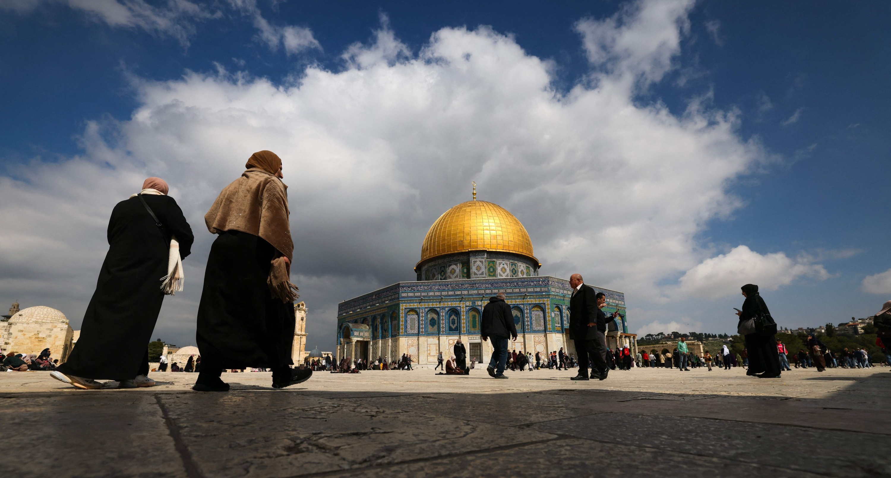 يضع الاحتلال قيوداً صارمة على حرية العمل والحركة في القدس