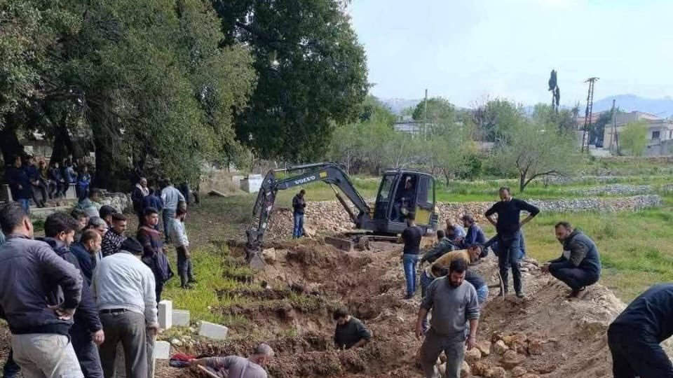 ارتكبت الميليشيات المدعومة من الشرع مجازر ذهب ضحيتها مئات وربما آلاف المدنيين العلويين الأبرياء والصورة لمقبرة جماعية يدفنون فيها