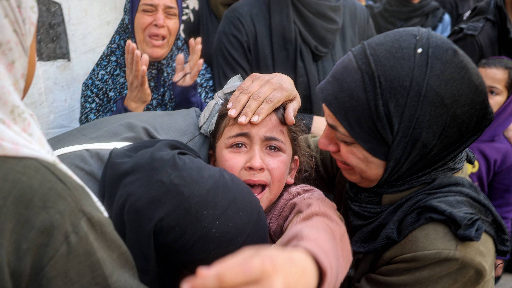 طفلة فلسطينية تبكي شقيقها الذي قُتل بقصف إسرائيلي