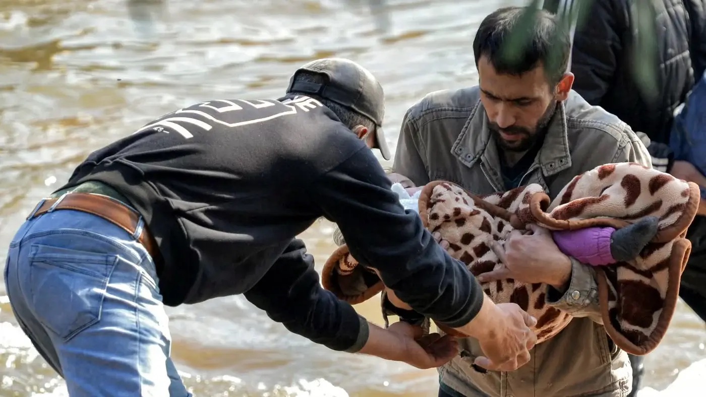 عائلة علوية تفر في 11 آذار (مارس) 2025 من سوريا نحو لبنان هرباً من جرائم النظام الجديد الحاكم في دمشق بعد سقوط الأسد