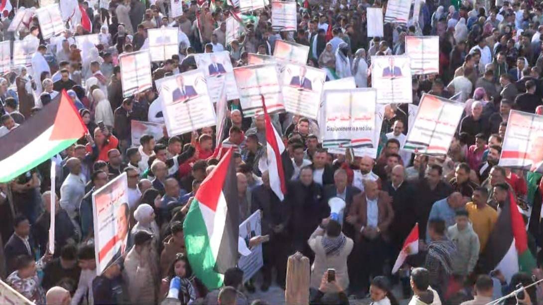 مصريون بأعلام فلسطين يتظاهرون عقب صلاة عيد الفطر لرفض التهجير