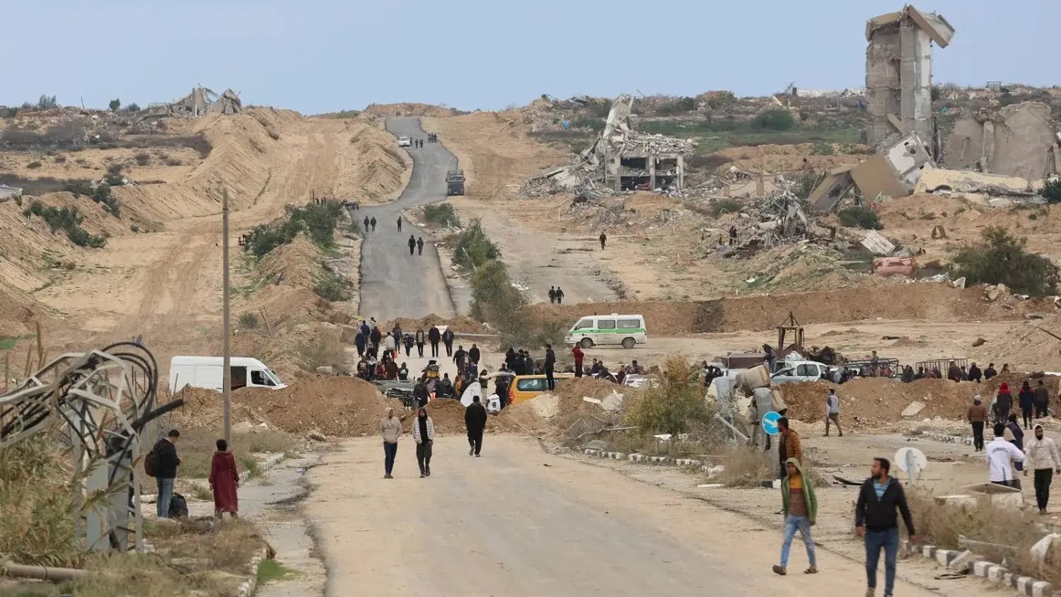 نازحون فلسطينيون يعبرون ممر «نتساريم» وهم في طريقهم إلى الأجزاء الشمالية من قطاع غزة