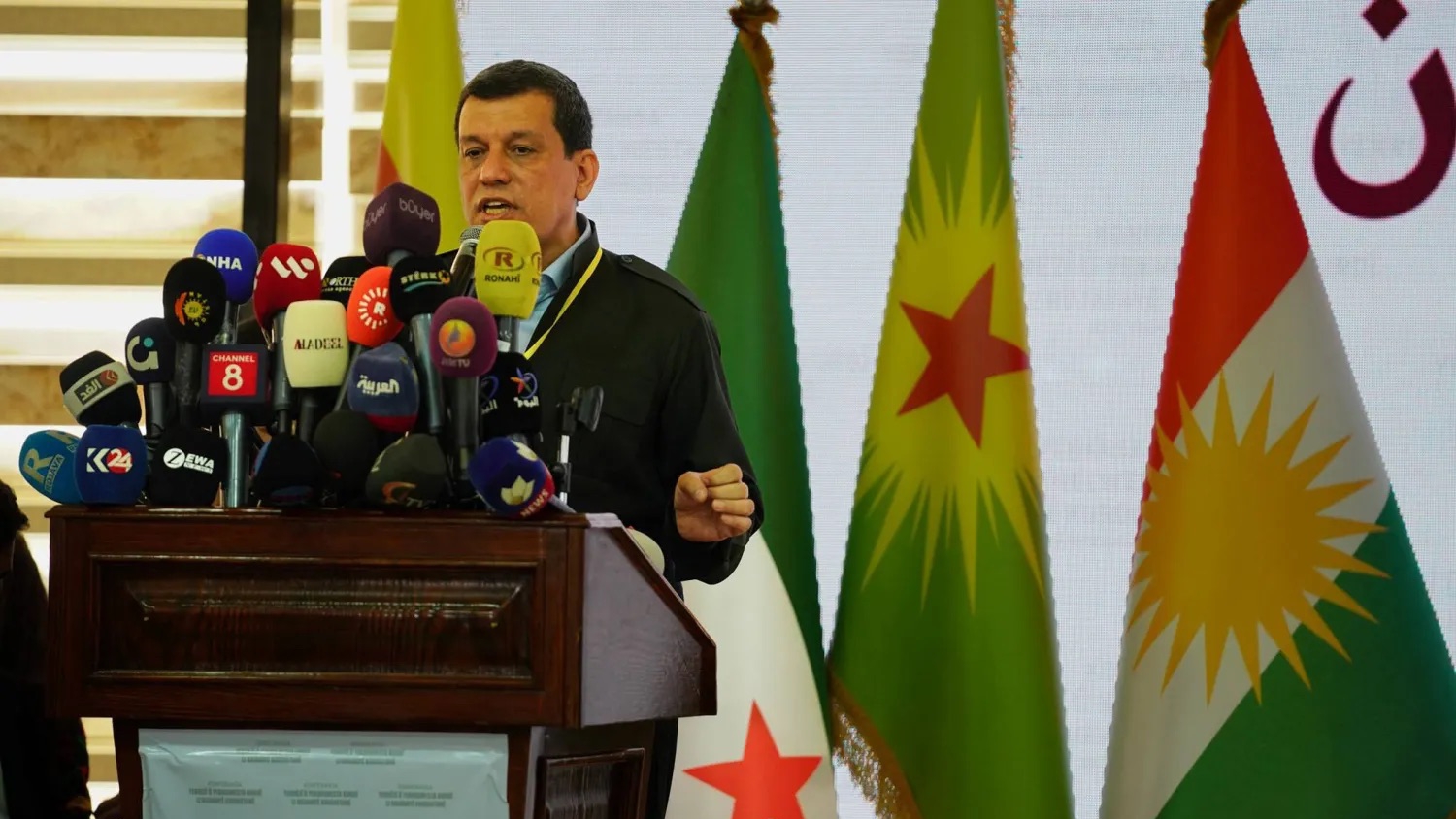 الجنرال مظلوم عبدي يلقي كلمة في المؤتمر الكردي في مدينة قامشلو