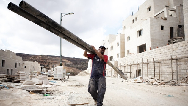 تقييد إصدار تصاريح العمل من قِبل السلطات الإسرائيلية ساهم في زيادة التدهور في مؤشرات التوظيف