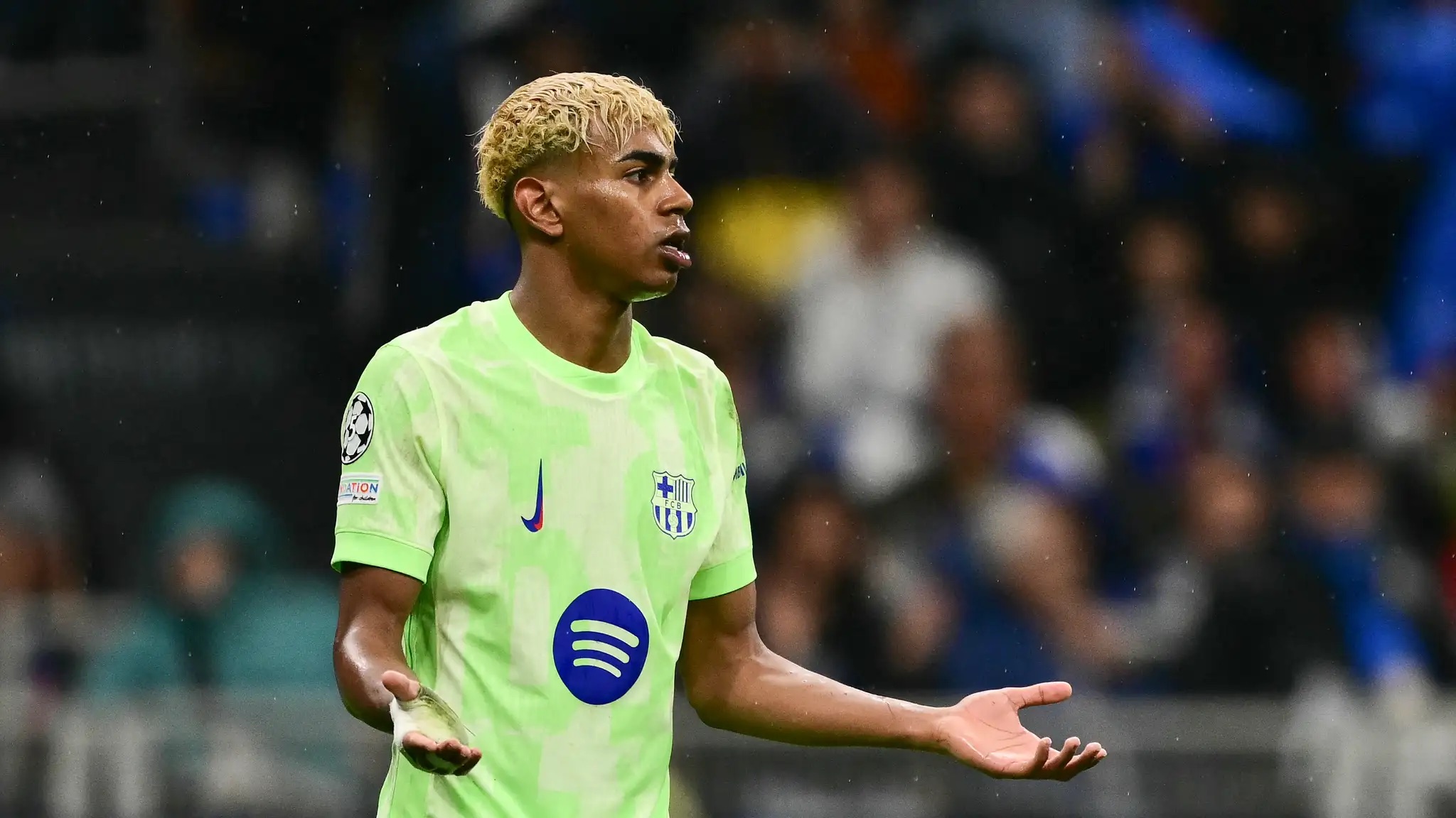 لاعب برشلونة لامين جمال