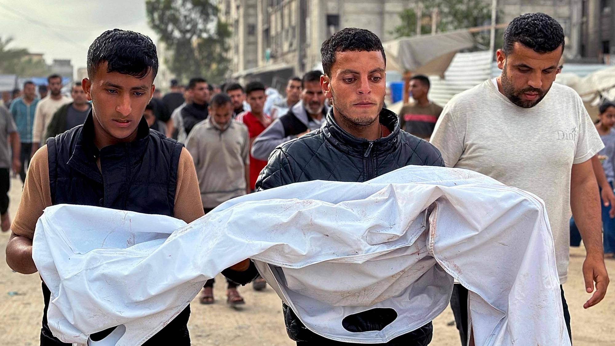 فلسطينيون يحملون جثمان شخص قُتل في قصف إسرائيلي خارج مستشفى ناصر في خان يونس بمدينة غزة