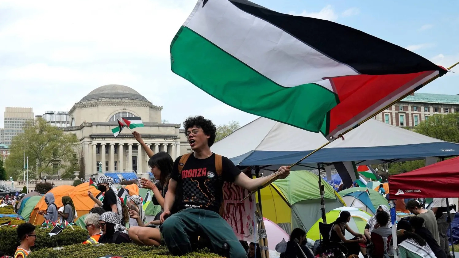 متظاهرون يلوحون بالأعلام الفلسطينية في الحديقة الغربية لجامعة كولومبيا الأميركية