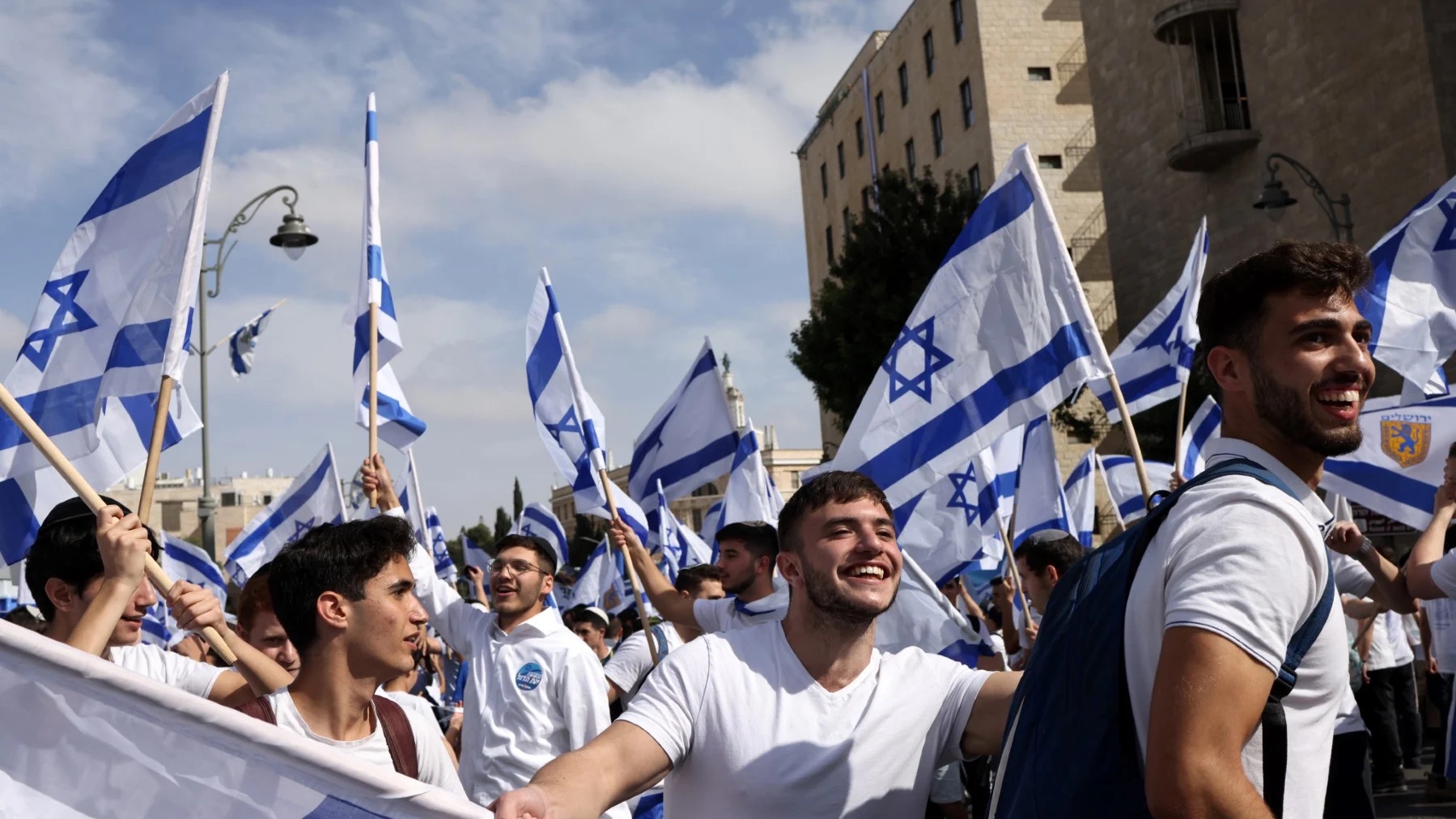 إسرائيليون يلوحون بالأعلام خلال مسيرة العلم السنوية ليوم القدس في 18 أيار (مايو) 2023