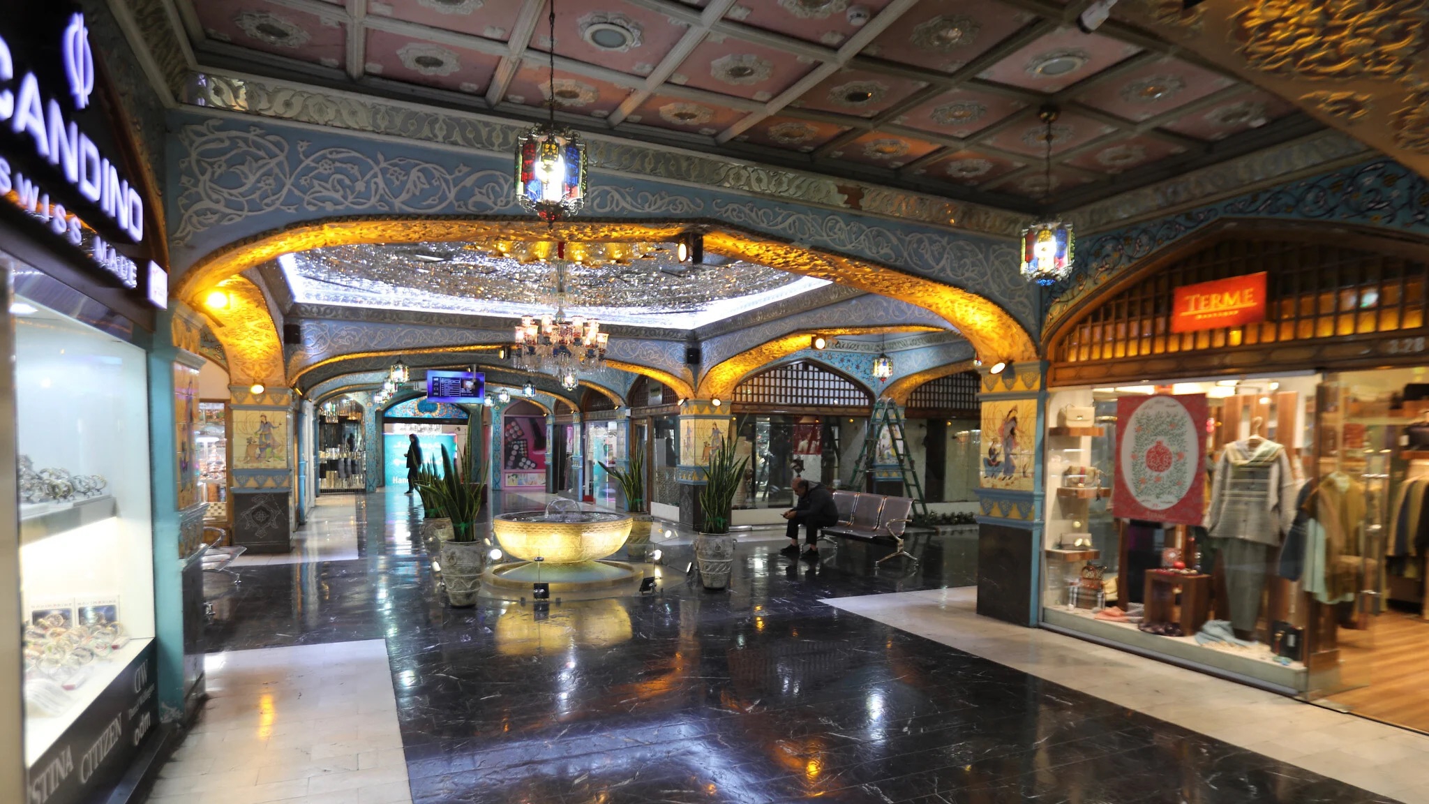 حارس أمن إيراني يجلس في سوق صفوية بالعاصمة طهران، في 17 كانون الأول (ديسمبر) 2024، بعد قرار نقابي بتحديد ساعات العمل لتدارك أزمة الطاقة