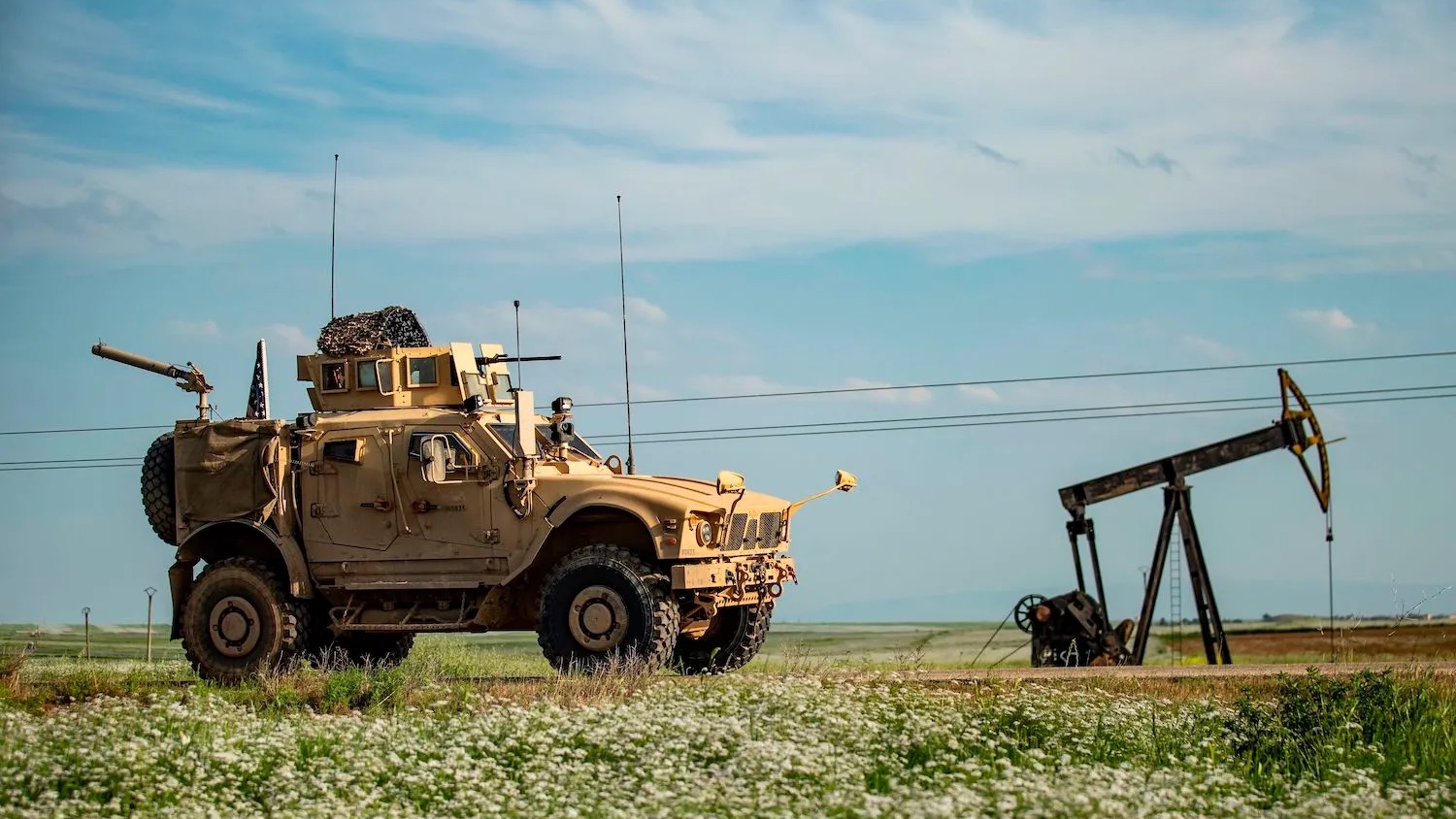 صورة أرشيفية لمركبة عسكرية أميركية تقوم بدورية في حقول النفط في بلدة القحطانية في محافظة الحسكة شمال شرق سوريا، بالقرب من الحدود التركية