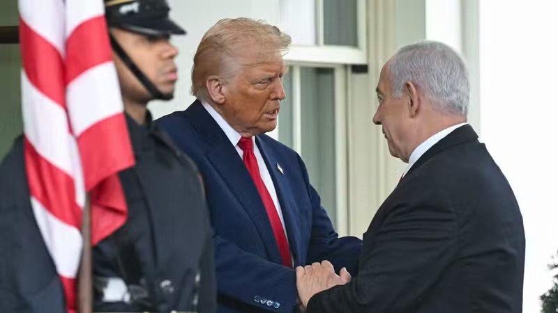 الرئيس الأميركي دونالد ترامب يرحب برئيس الوزراء الإسرائيلي بنيامين نتنياهو في البيت الأبيض في واشنطن العاصمة، في 7 نيسان (أبريل) 2025