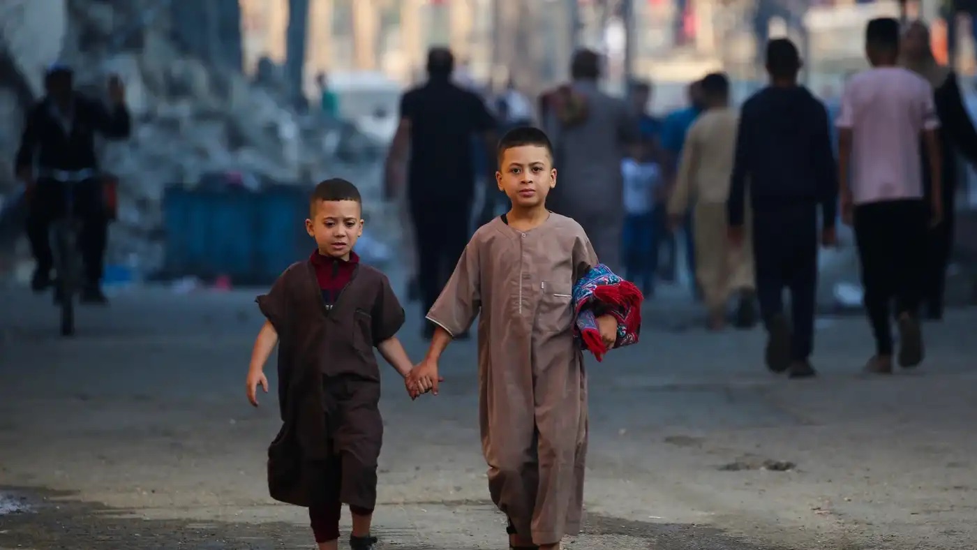 طفلان فلسطينيان يؤديان صلاة الفجر في أول أيام عيد الأضحى المبارك في النصيرات، وسط قطاع غزة، 6 حزيران (يونيو) 2025