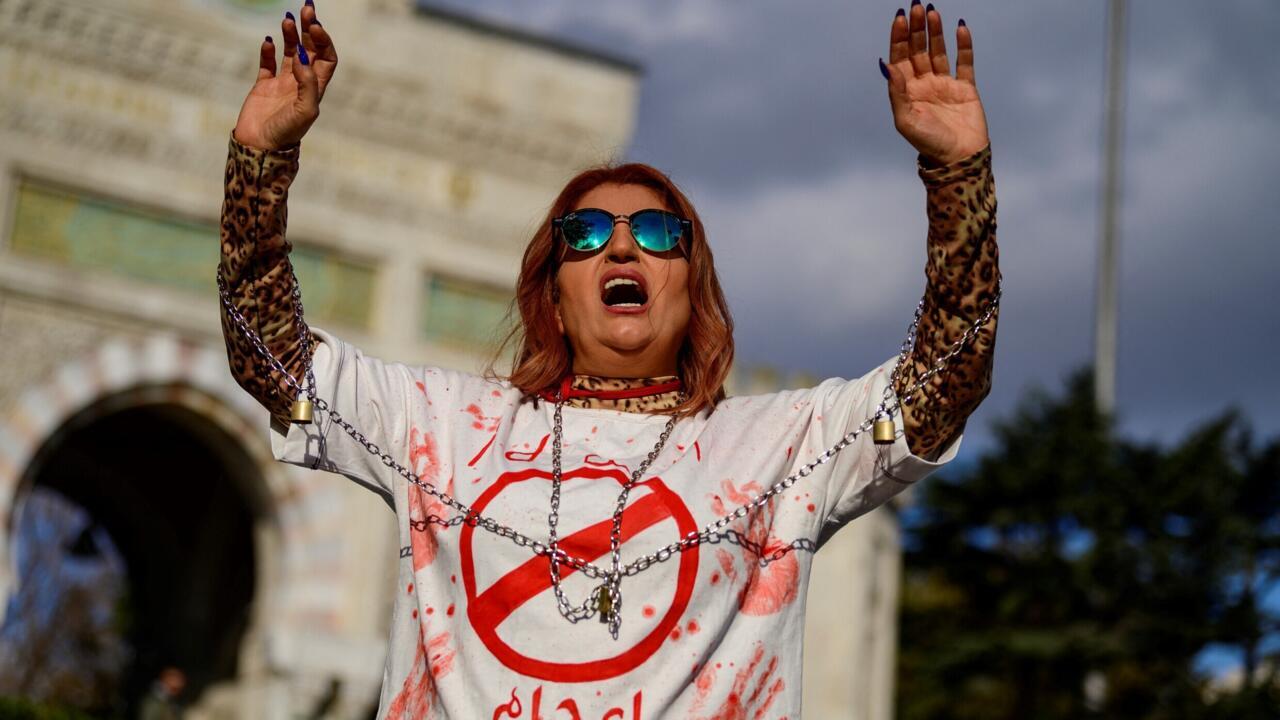 امرأة ترتدي قميصاً يحمل كلمة 