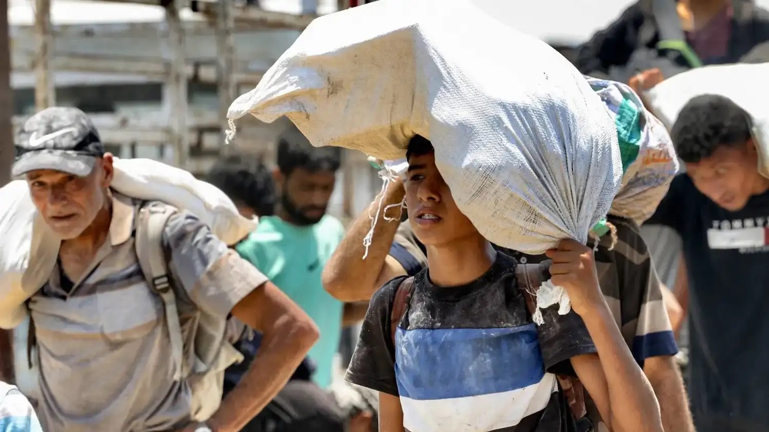 نازحون فلسطينيون يستلمون مساعدات إنسانية من مؤسسة تدعمها الولايات المتحدة في رفح جنوب قطاع غزة