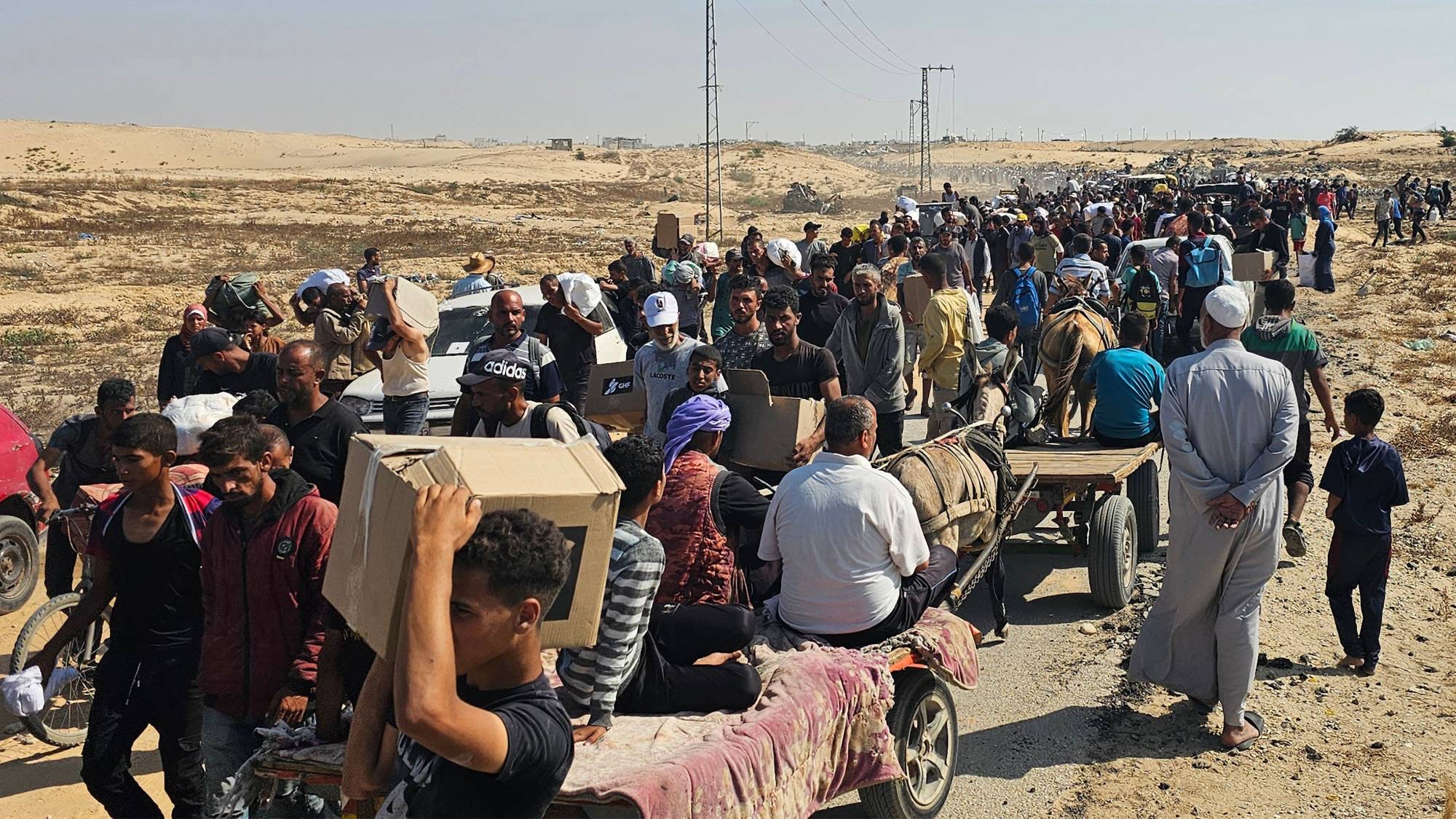 فلسطينيون نازحون يتلقون مساعدات