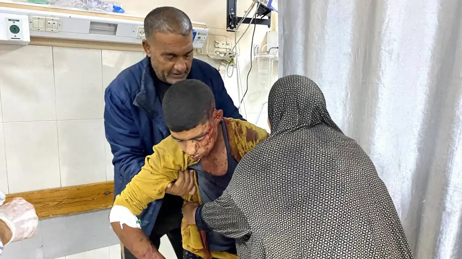 فلسطيني مصاب بنيران إسرائيلية أثناء تجمع فلسطينيين قرب مركز إغاثة غذائية بخان يونس جنوب غزة