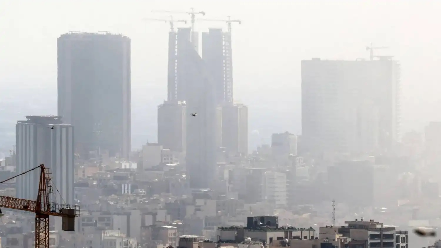دخان يتصاعد في سماء طهران بعد ضربة إسرائيلية في 18 حزيران (يونيو) 2025