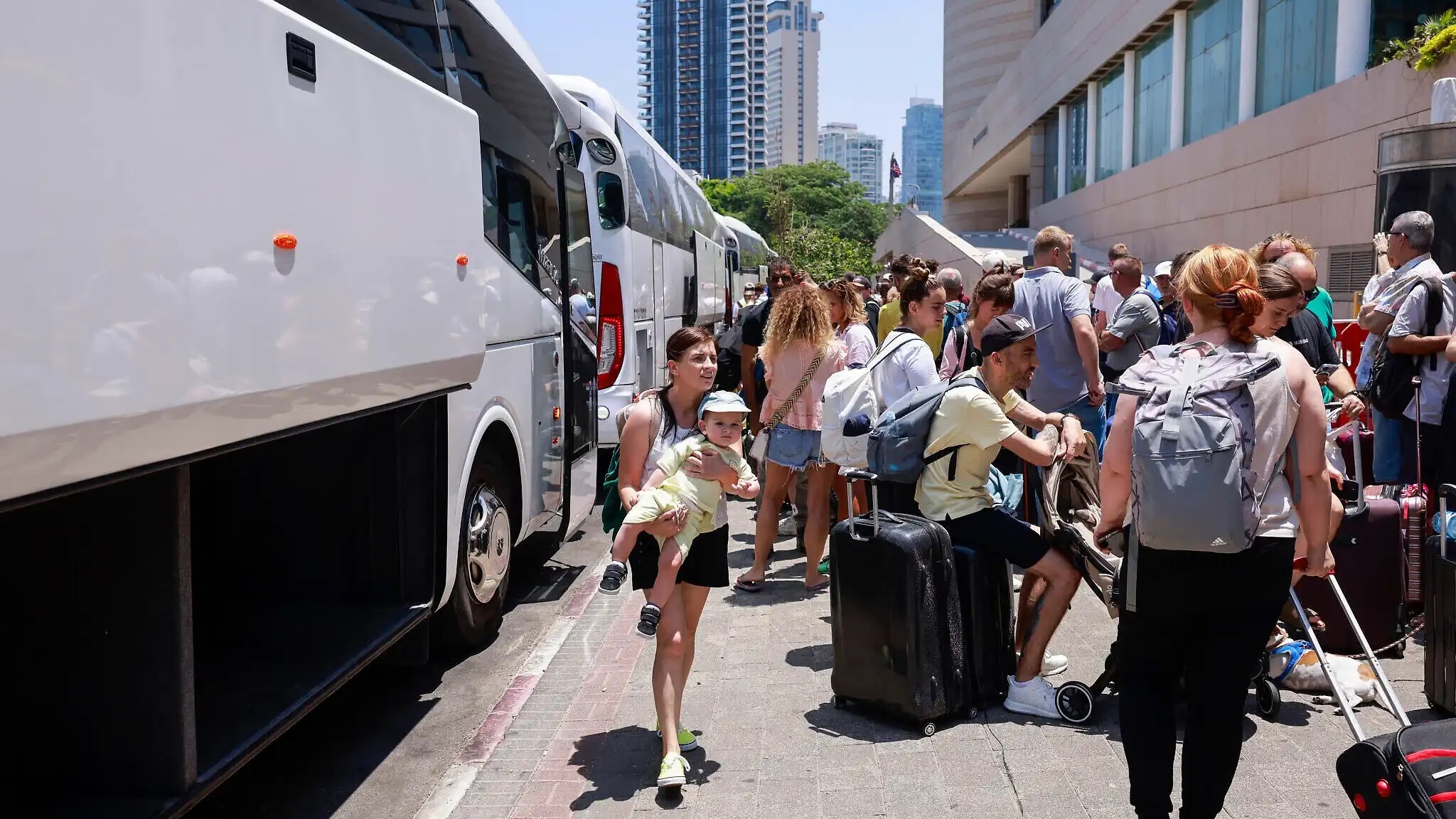 إجلاء الرعايا الأجانب في تل أبيب في خضم الصراع العسكري المحتدم بين إيران وإسرائيل