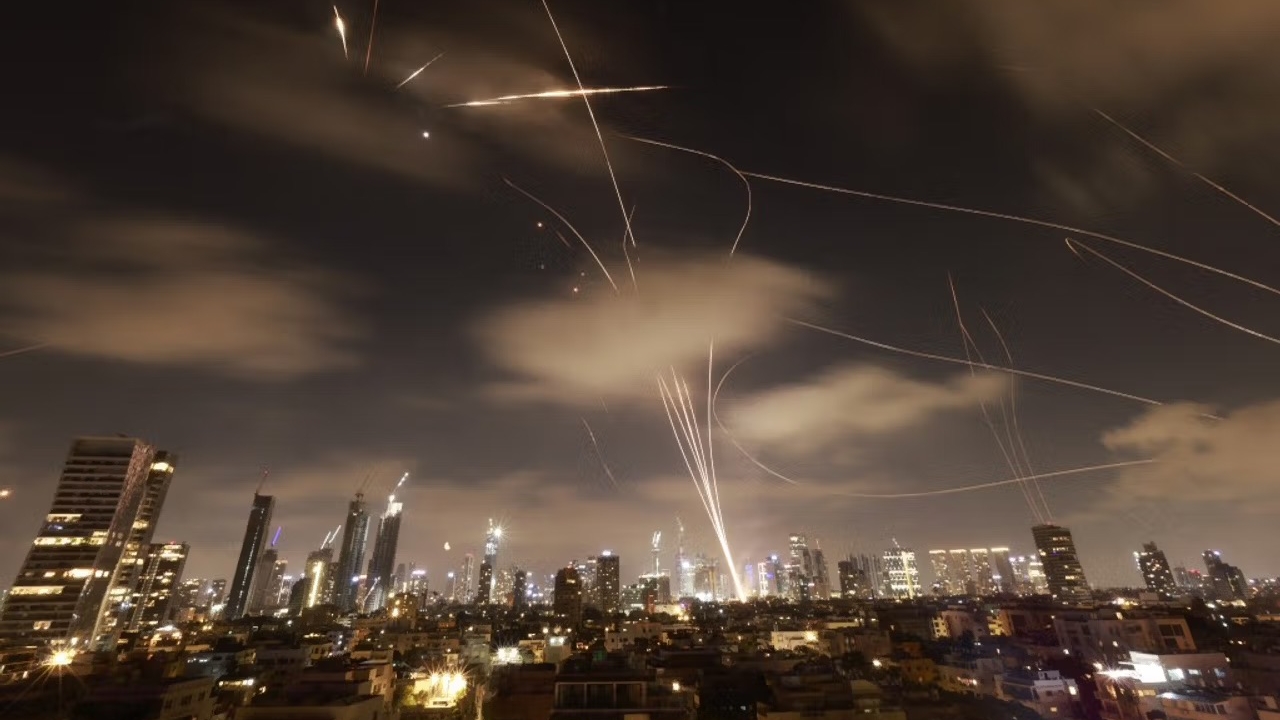 سماء تل أبيب كما بدت ليل 18 حزيران (يونيو) 2025