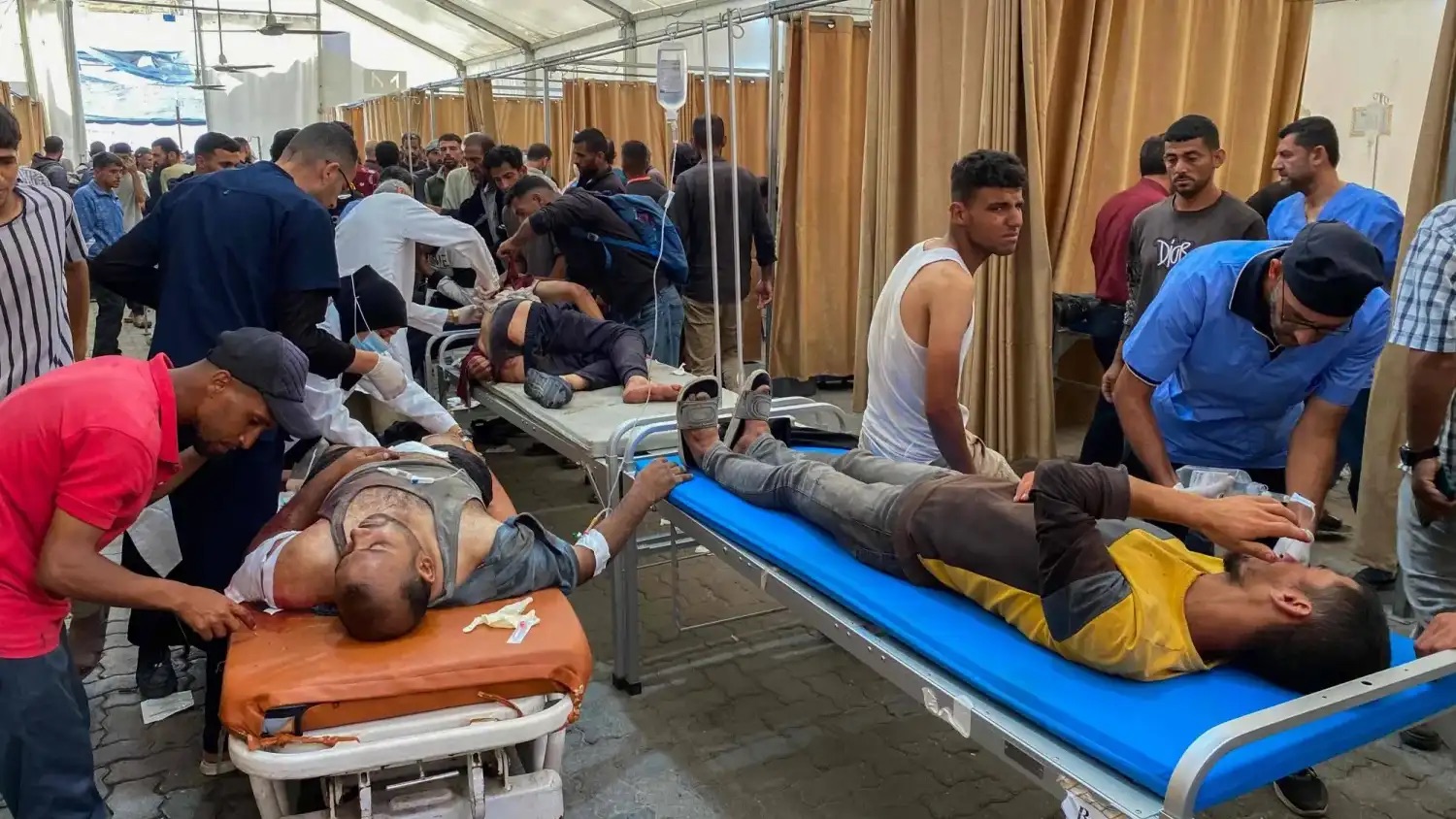 فلسطينيون أُصيبوا بنيران إسرائيلية خلال تجمعهم قرب مركز إغاثة غذائية يتلقون العلاج في مستشفى ناصر بخان يونس جنوب قطاع غزة