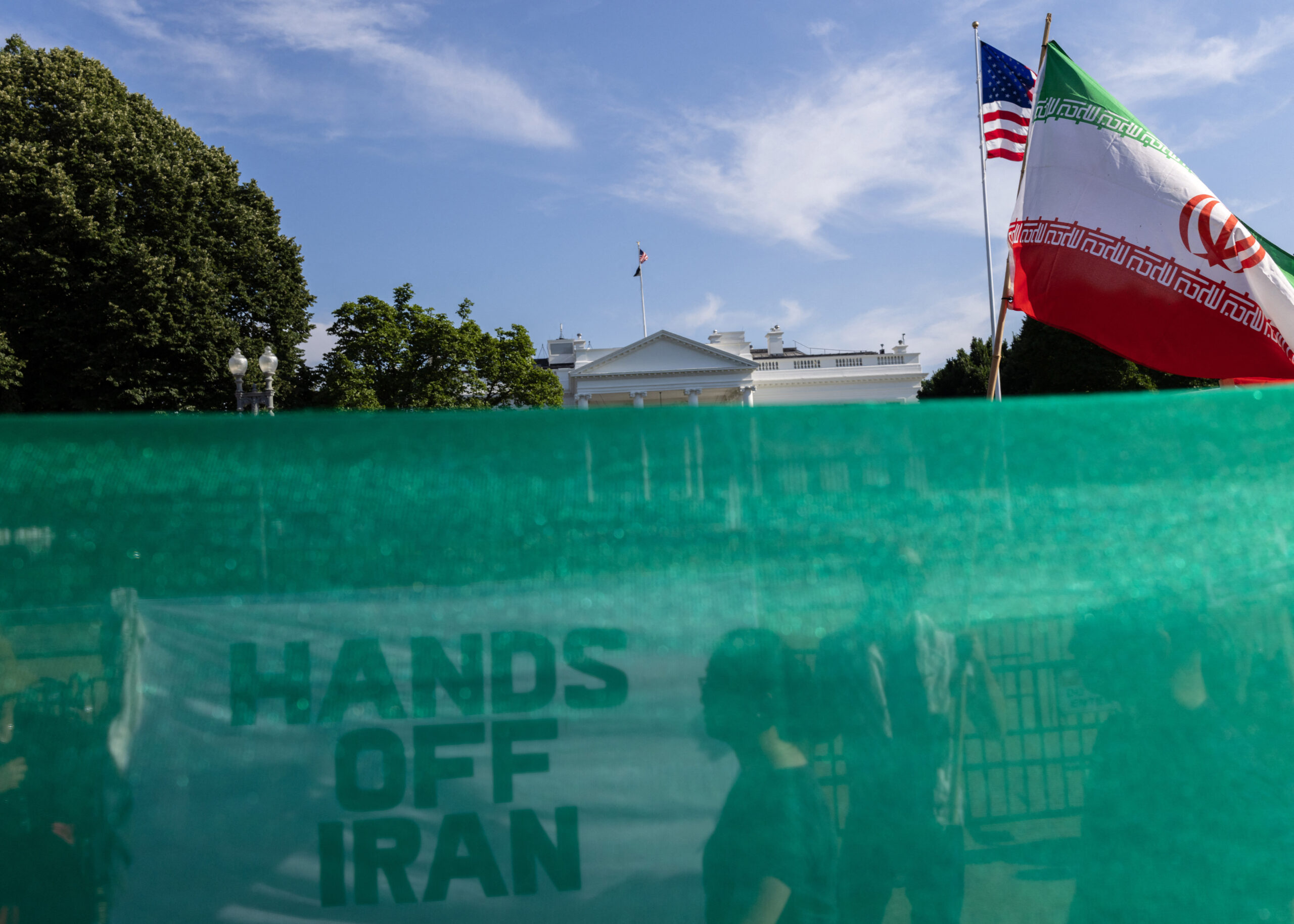 متظاهرون يتجمعون أمام مقر صحيفة واشنطن بوست قبل التوجه إلى البيت الأبيض احتجاجًا على العمليات العسكرية الإسرائيلية في إيران