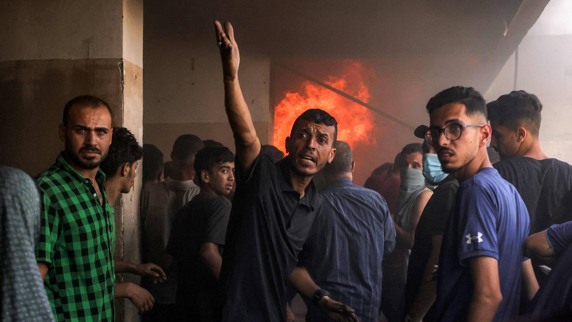 فلسطينيون خارج فصل دراسي يحترق عقب قصف إسرائيلي على مدرسة تديرها وكالة «أونروا» في جباليا شمال قطاع غزة الجمعة