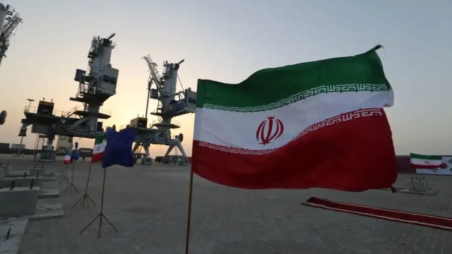 يعتمد النظام الإيراني على القمع الداخلي وتصدير الإرهاب للبقاء في السلطة، مستخدماً مقدرات البلاد لتحقيق هذه الغايات