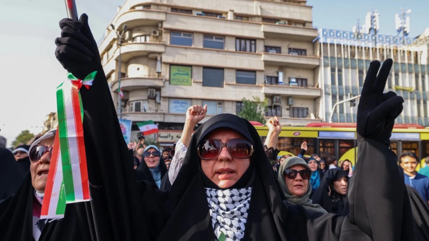إيرانية ترفع شارة النصر خلال تظاهرة في طهران ضد الهجوم الأميركي على إيران، في 22 حزيران (يونيو) 2025