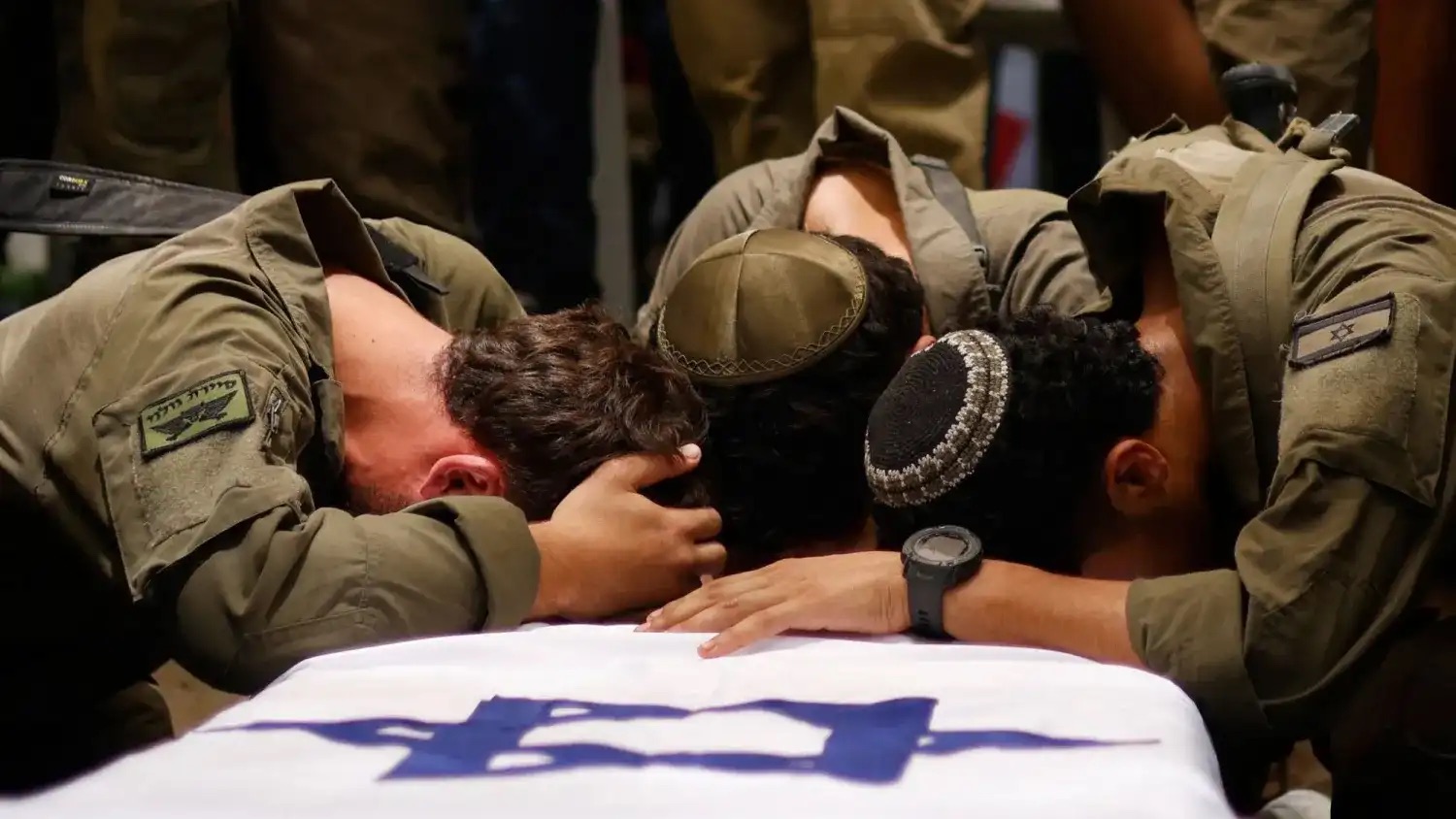 جنود إسرائيليون خلال جنازة زميل لهم قتل في غزة