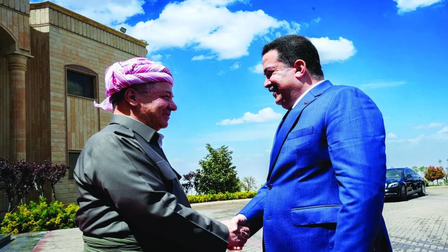 رئيس الحزب الديمقراطي الكردستاني مسعود بارزاني مستقبلاً رئيس الحكومة العراقية محمد شياع السوداني في أربيل