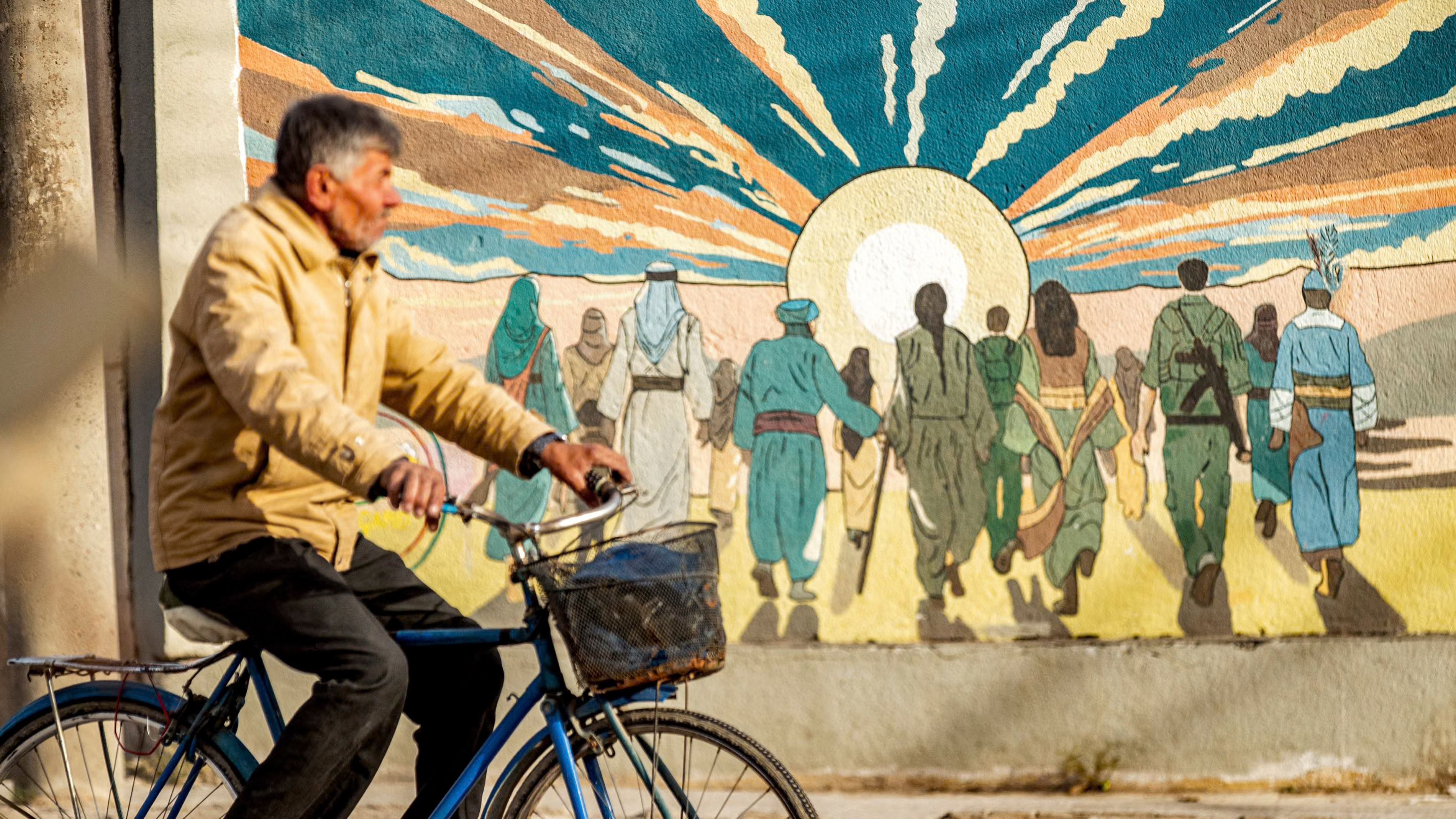 جدارية لدعم وحدات حماية الشعب الكردية في القامشلي، شمال شرق سوريا، في 16 كانون الأول (ديسمبر) الماضي