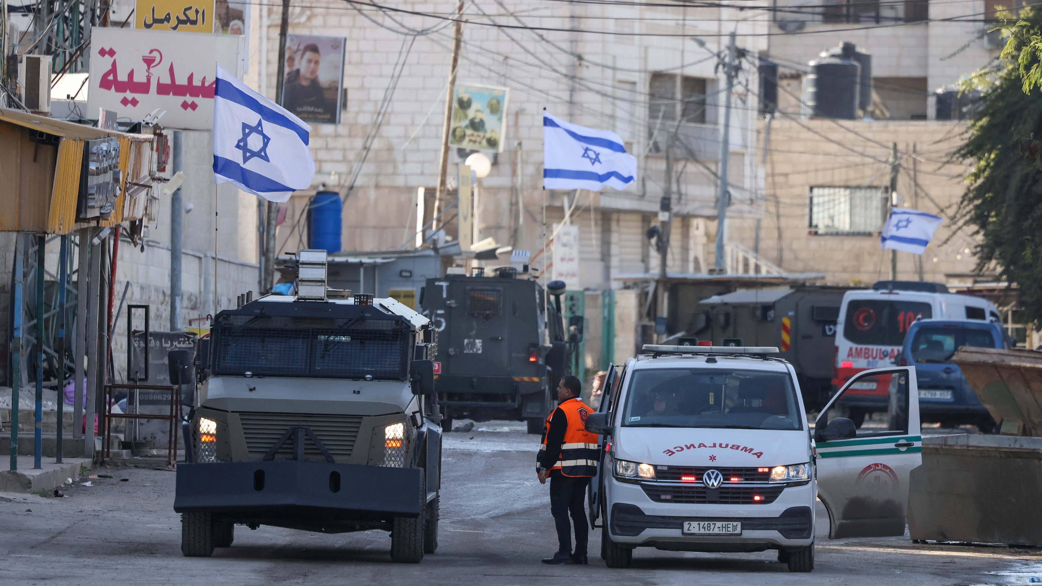 مركبات إسرائيلية بينها سيارة إسعاف تسد طريقاً في جنين
