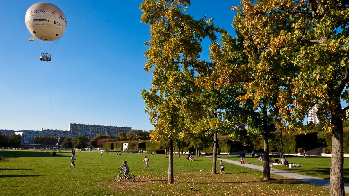 منطاد يحلق فوق حديقة أندريه سيترون في باريس