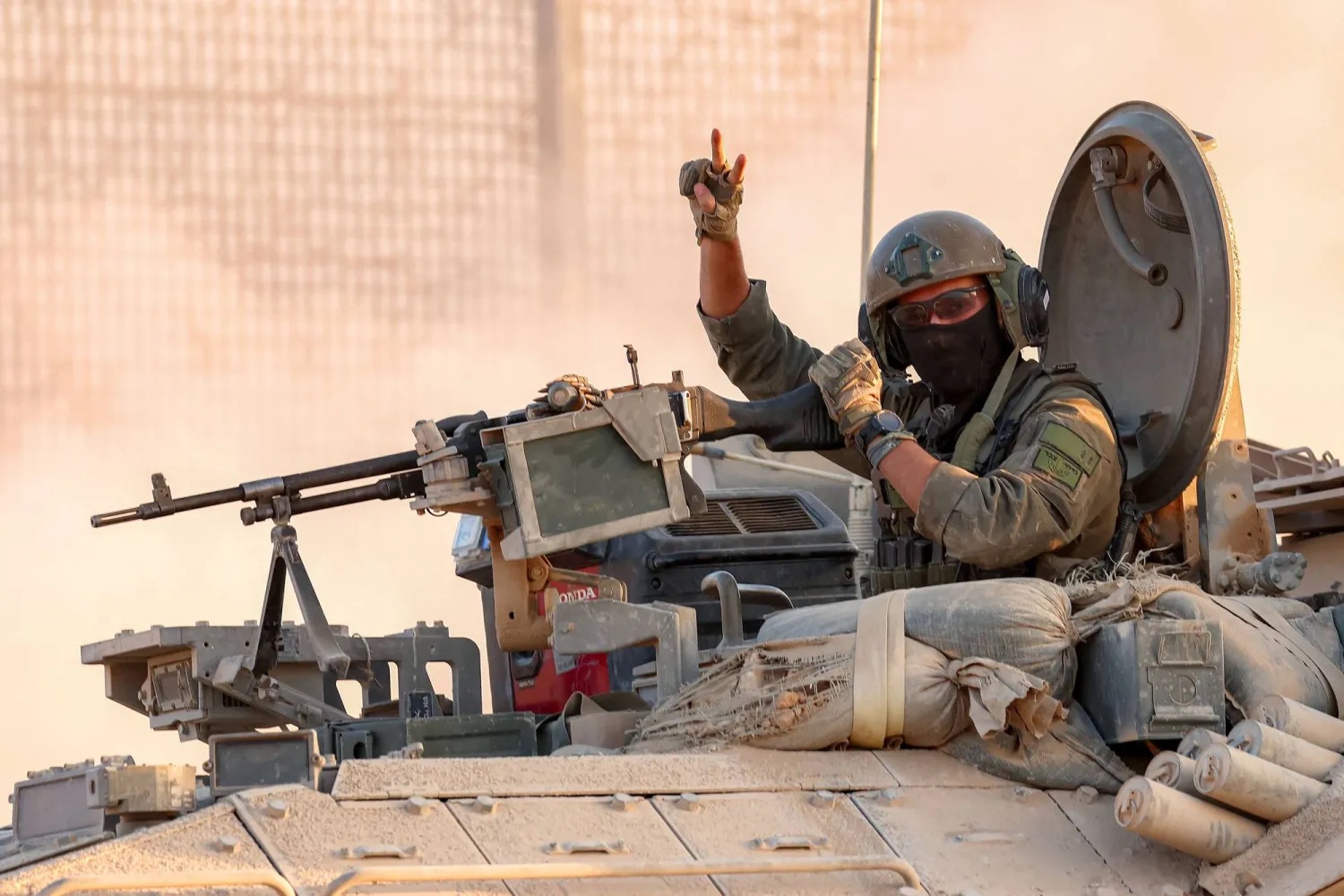 جندي إسرائيلي على متن عربة مدرعة يلوح بشارة النصر