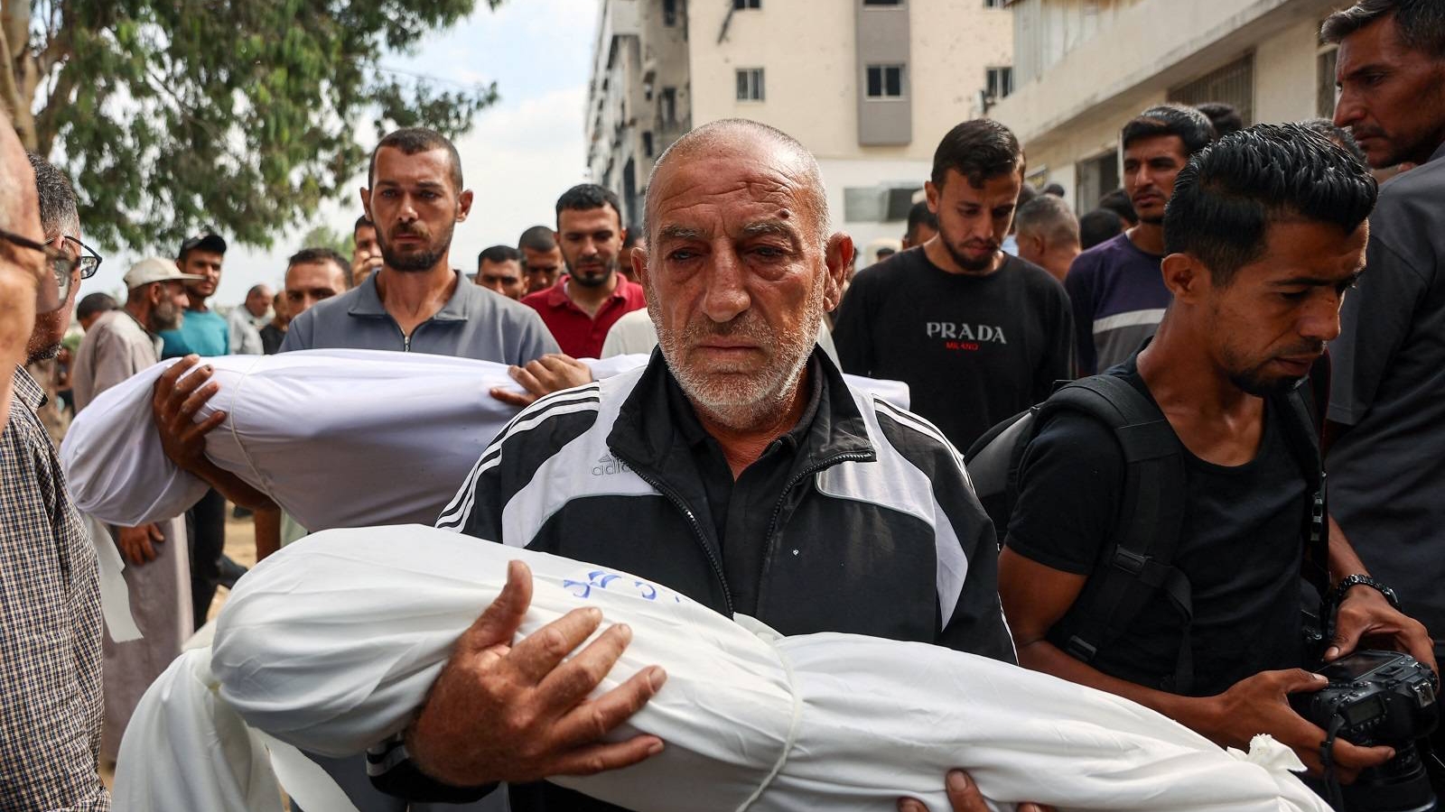فلسطينيون يحملون جثث أطفال مُكفنين قُتلوا في غارات إسرائيلية على مدينة غزة