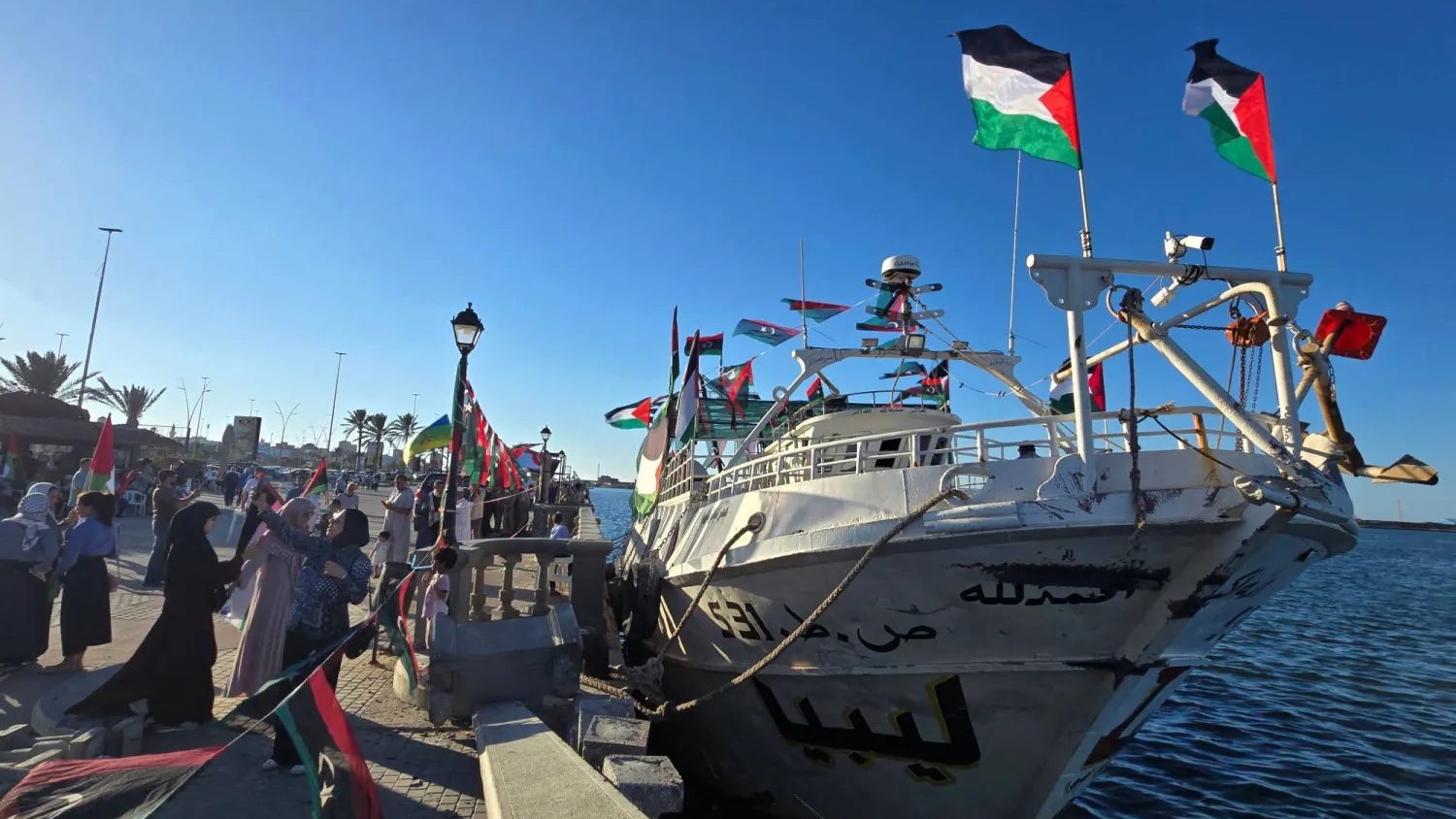 أشخاص يلتقطون صورة تذكارية أمام سفينة 