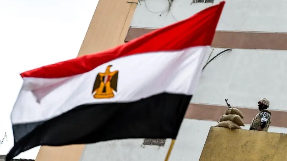 جندي مصري وعلم بلاده