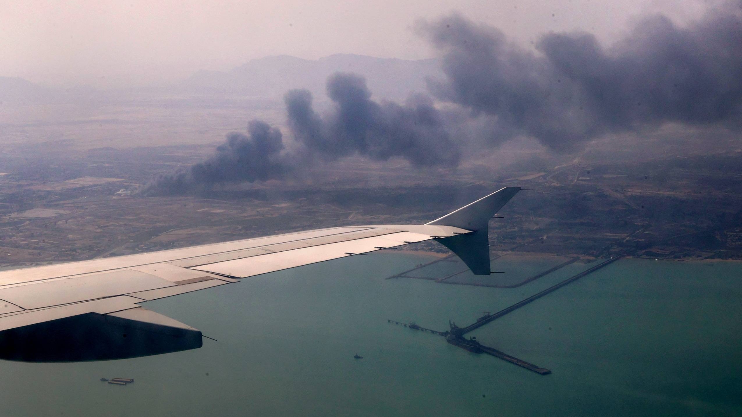 صورة نشرتها الرئاسة الإيرانية تظهر تصاعد الدخان في ميناء رجائي في بندر عباس بعد قصف إسرائيلي