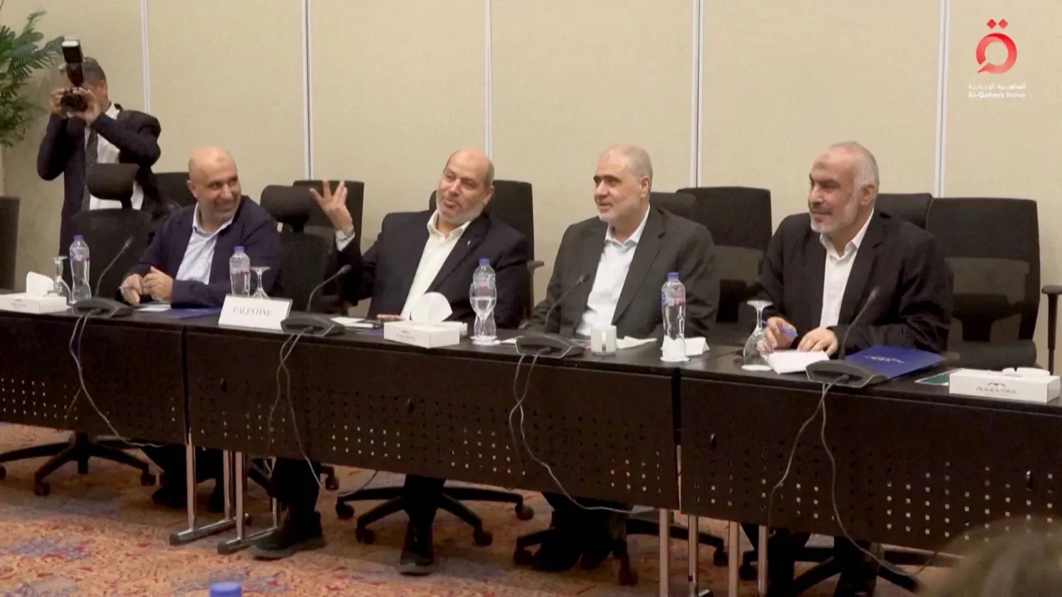 خليل الحية المسؤول البارز في «حماس» يُشير بيده خلال اجتماع قبل إعلان اتفاق وقف إطلاق النار بغزة بمدينة شرم الشيخ المصرية يوم الأربعاء