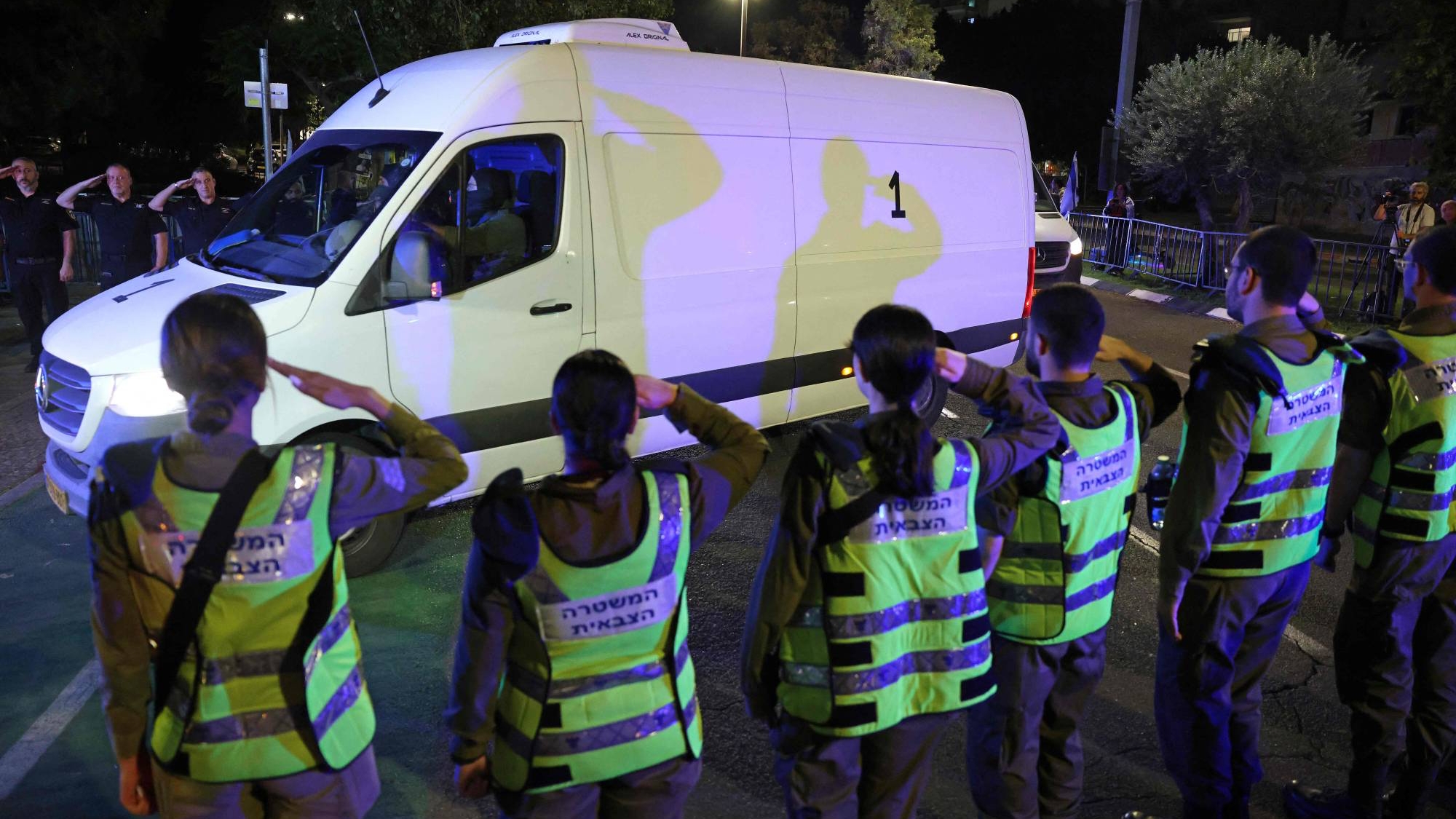 مركباتٌ تنقل جثامين أربعة رهائن سُلِّموا عقب اتفاق وقف إطلاق النار وتبادل الأسرى بين إسرائيل وحماس في غزة، إلى المركز الوطني للطب الشرعي في تل أبيب، في 15 تشرين الأول (أكتوبر) 2025