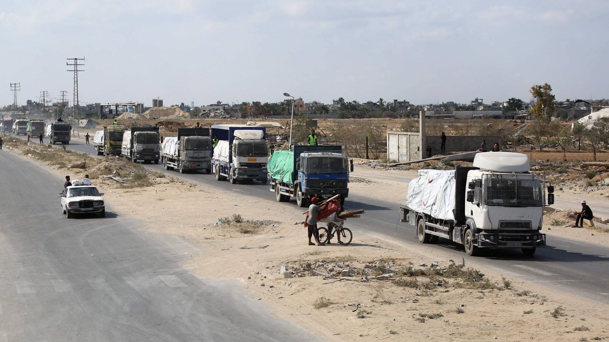 شاحنات تنقل مساعدات من برنامج الغذاء العالمي تسير في دير البلح الجمعة