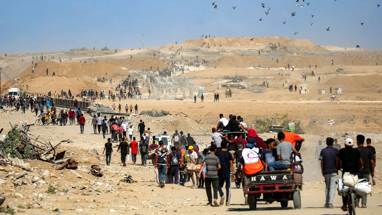 فلسطينيون يشقون طريقهم عبر ما يُسمى «ممر نتساريم» قرب النصيرات وسط قطاع غزة