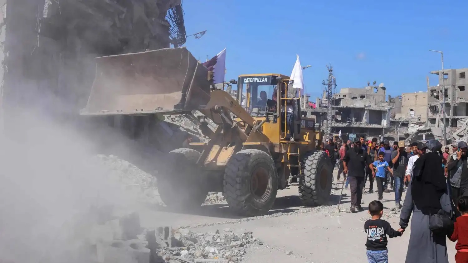 جرافة تزيل أنقاضاً تقطع طريقاً في مدينة غزة