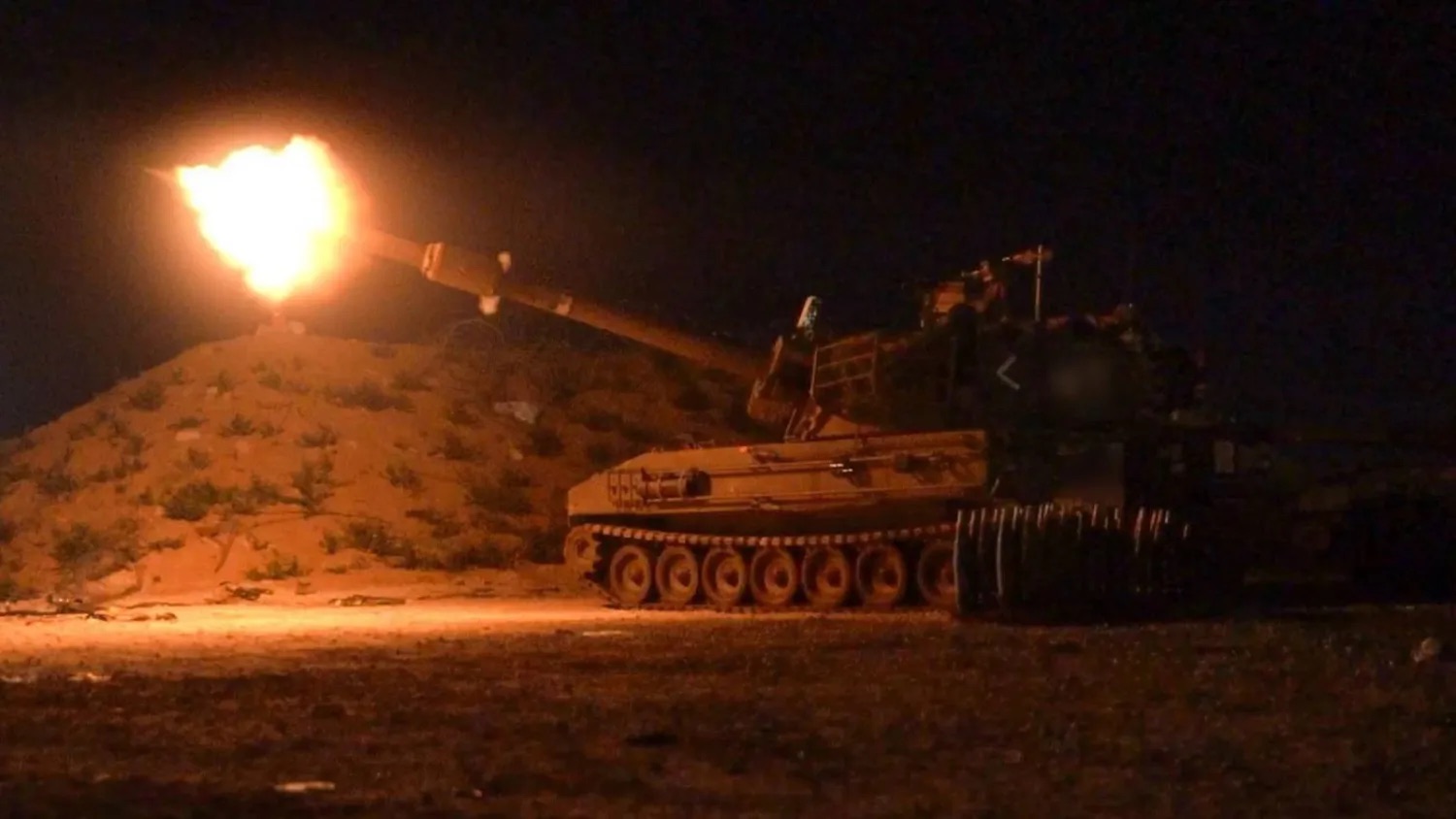 دبابة إسرائيلية تطلق قذائفها باتجاه قطاع غزة