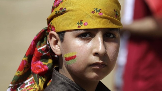 صبي لبناني ينتمي إلى الإثنية الكردية خلال احتفال بعيد نوروز في العاصمة اللبنانية بيروت