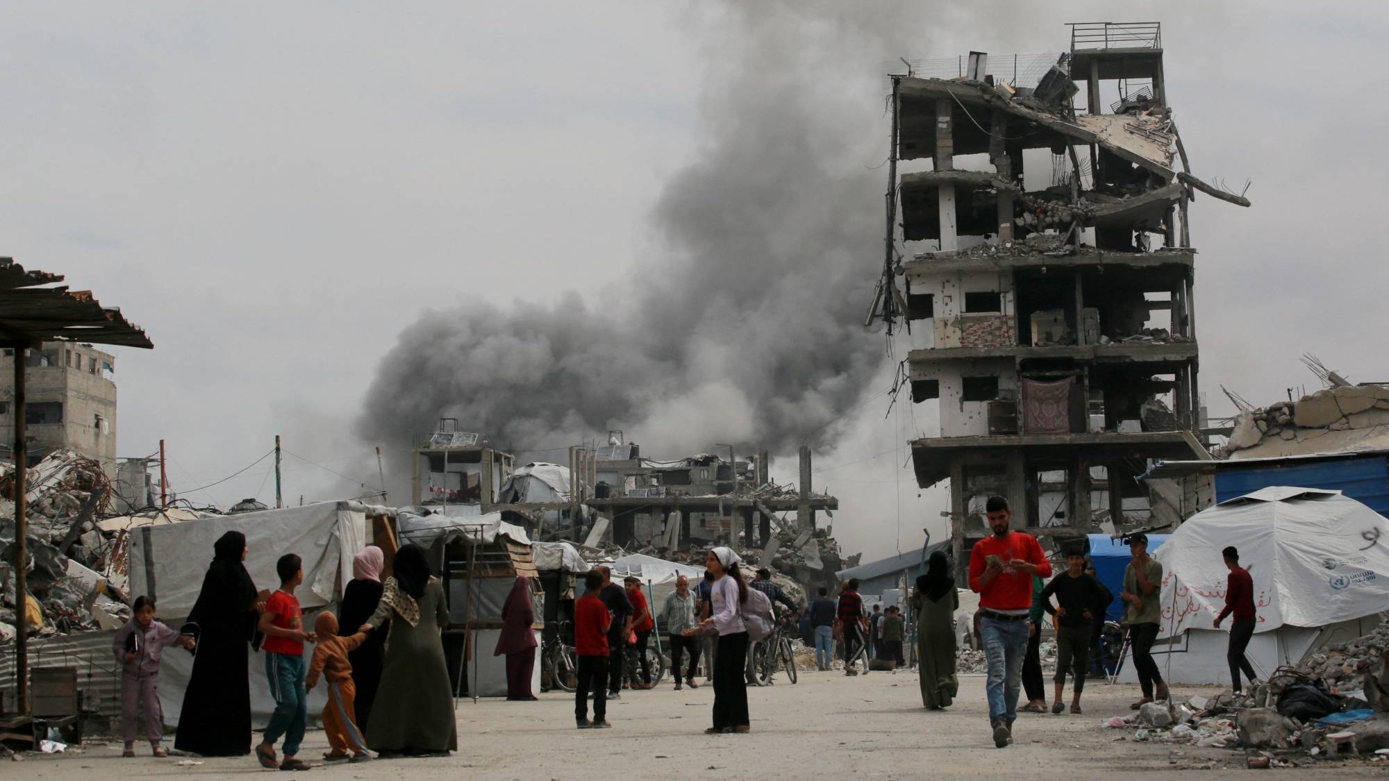 فلسطينيون يركضون للاحتماء من غارة إسرائيلية تستهدف منزل عائلة حميد في جباليا شمال قطاع غزة