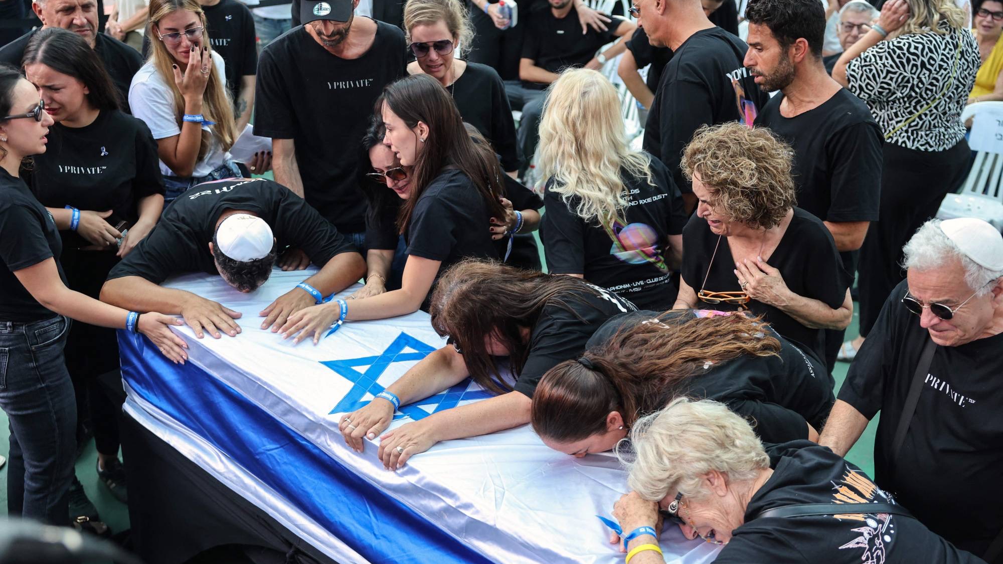 إسرائيليون يشيعون قتيلاً استعاد الجيش جثمانه من غزة