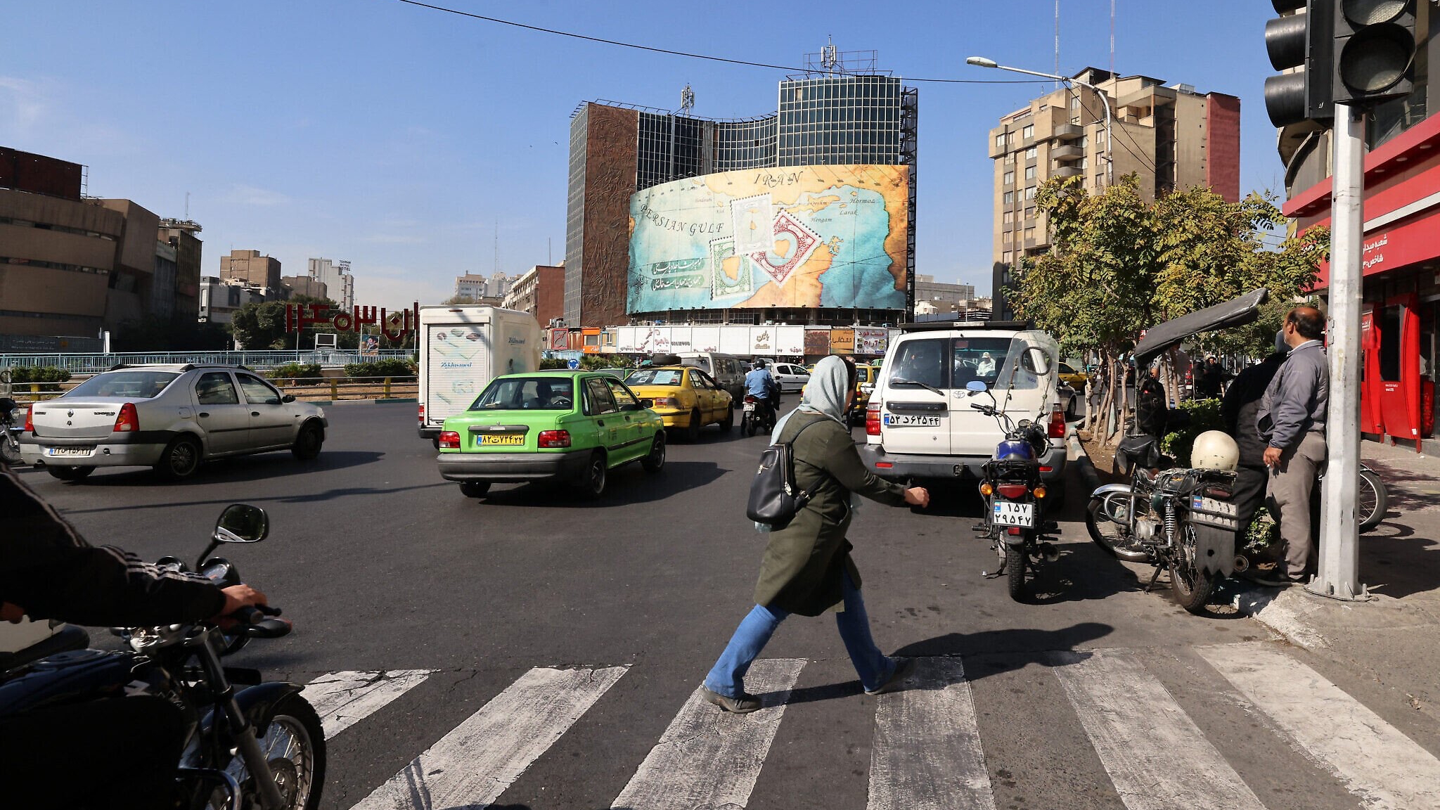 مارة في شارع داخل طهران