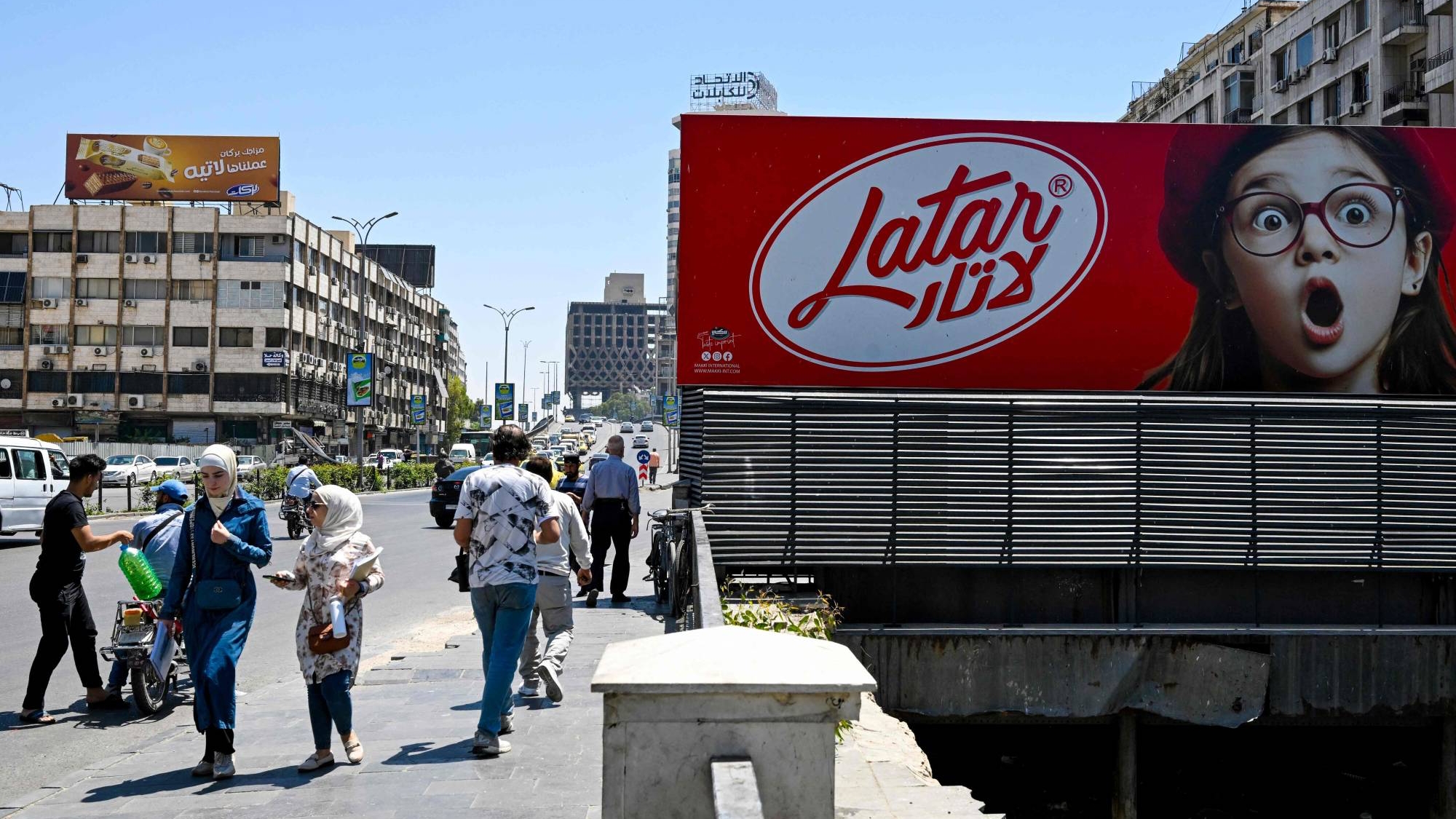 مارة في أحد شوارع دمشق